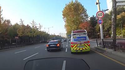 Un motard de la police escorte une ambulance en Corée du Sud