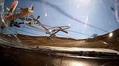 Un cycliste qui roule en contresens s'explose contre une voiture