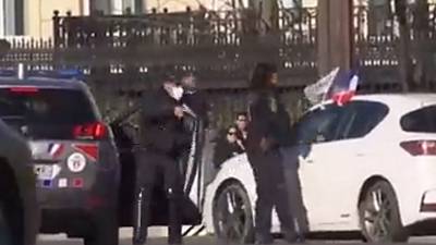 Un policier pointe son arme sur un automobiliste du « convoi de la liberté »