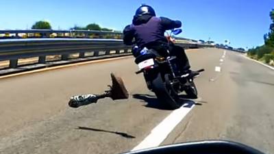 Un motard perd sa prothèse de jambe dans un virage