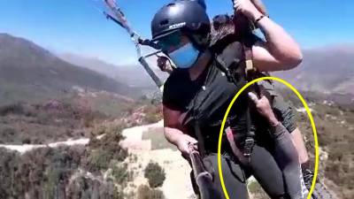 Un instructeur se retrouve suspendu à un parapente