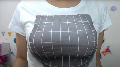 Un t-shirt qui donne l'impression d'avoir une grosse poitrine