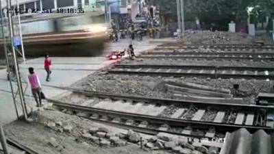 Un motard manque de très peu de se faire écraser par un train