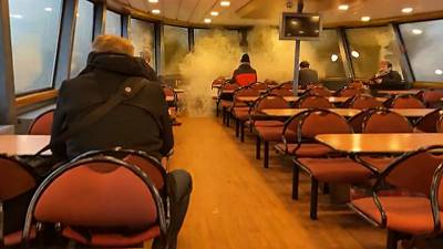 Une vague explose les vitres d'un ferry