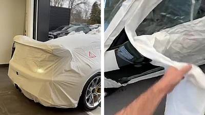 Le déballage d'une Porsche toute neuve