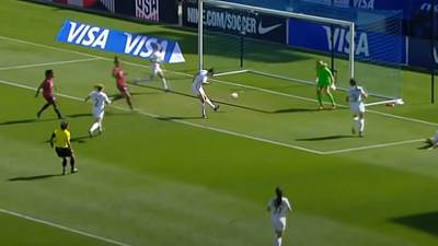 Une footballeuse marque 3 buts contre son camp