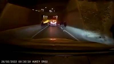 Un automobiliste se retrouve pris au piège face à des hommes armés