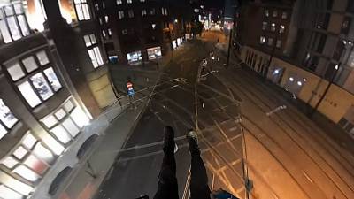 Un basejumper termine accroché sur une ligne sur de tram