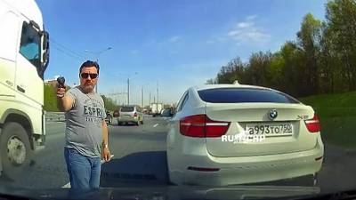 Pendant un road rage il pointe son arme sur un automobiliste