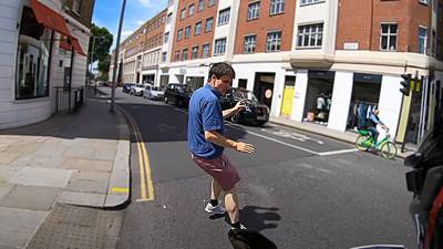 Un motard filme tous les comportements dangereux des piétons