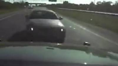 Un policier arrête une voiture en rentrant dedans de plein fouet