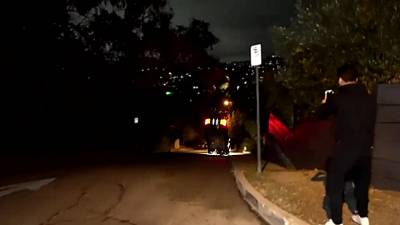 Il veut faire le malin avec sa Tesla toute neuve en décollant dans les airs mais s'explose