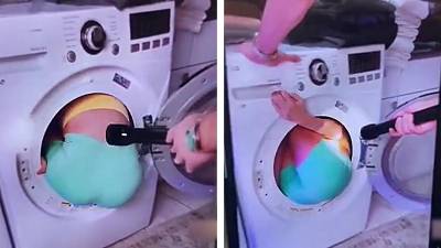 Une fille se retrouve coincée dans une machine à laver