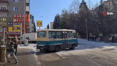 Un minibus fait un 360° avant d'arriver à l'arrêt de bus