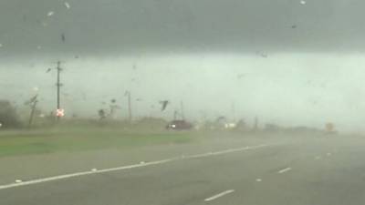 Un pick-up se retrouve au cœur d'une tornade