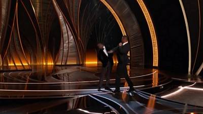 Will Smith met une grosse claque à Chris Rock pendant la cérémonie des Oscars 2022
