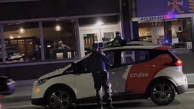 Des policiers arrêtent une voiture autonome