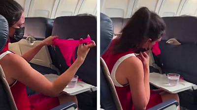 Une fille lave ses sous-vêtements dans un avion