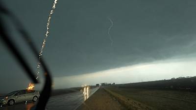 Une voiture se fait frapper par la foudre
