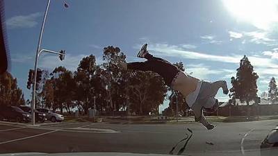 Un motard fait un énorme vol plané