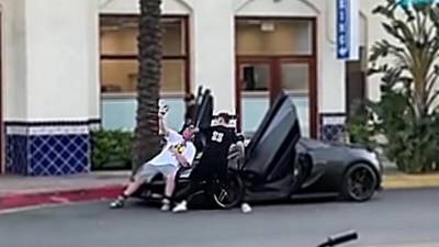 Mauvaise idée de s'asseoir sur une McLaren pour une photo juste devant le propriétaire