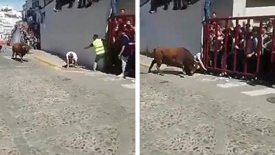Un homme trébuche au moment du lâcher de taureaux