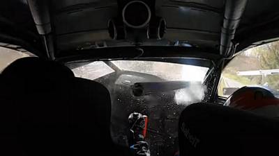 Un tube en métal traverse le parebrise d'un équipage de rallye