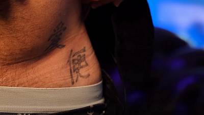 Au bout de 12 ans il se rend compte que son tatouage veut dire « J’aime le caca »