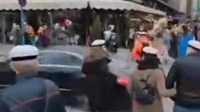 Un fou traverse un centre ville bondé à plus de 100 km/h en voiture