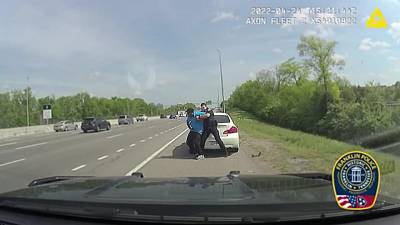 Un homme arrive à remonter dans sa voiture pendant son arrestation