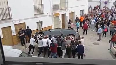 Les habitants d'un village se font justice eux-mêmes suite à de nombreux vols