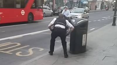 Un policier tente d'arrêter un motard avec une herse