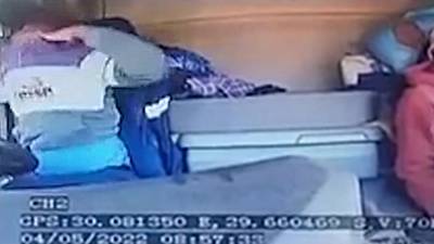 Un chauffeur tente d'enlever son pull pendant qu'il conduit