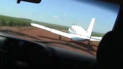 Des policiers foncent dans un avion pour arrêter des trafiquants de drogue