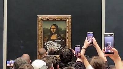 La Joconde entartée par un homme