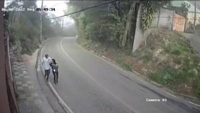 Un homme qui agresse une femme se fait lyncher par les passagers d'un bus