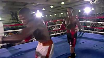 Un boxeur KO continue de boxer dans le vide