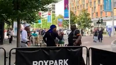 Un client relou tombe sur un vigile ancien boxeur pro