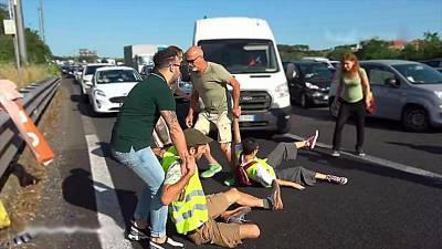 Des militants d'Extinction Rebellion qui bloquent la route se font déloger par des automobilistes