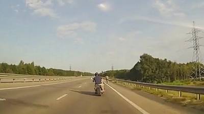 Un motard renverse volontairement un cycliste en lui fonçant dessus