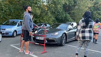 Deux automobilistes en Porsche veulent doubler tout le monde à la station essence
