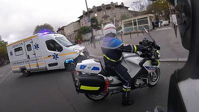 Des motards de la police escortent une ambulance pédiatrique à Paris