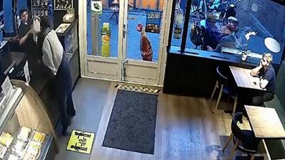 Un braqueur finit au sol après avoir reçu des coups de panier à frites