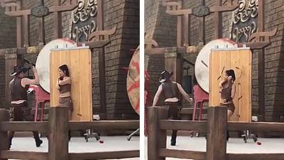 Une assistante n'arrête pas de bouger de peur pendant un lancer de couteaux