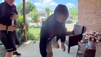 Scène surréaliste : un colis volé devant le livreur