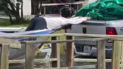 Un homme tente de tracter un bateau avec son corps