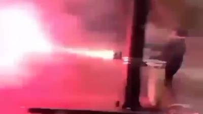 Un manifestant riposte avec un canon à feux d’artifice