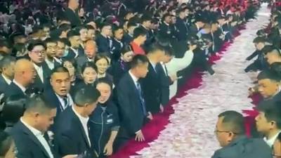 Chine : Un PDG octroie 26 millions de dollars en espèces à ses salariés, un geste de gratitude remarqué