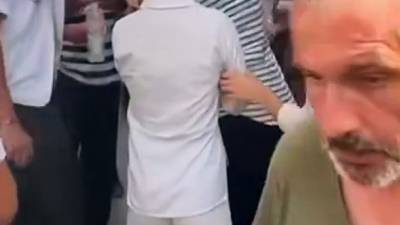 Confrontation tendue : Une touriste contraint une pickpocket à restituer ses larcins
