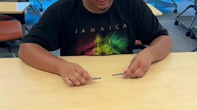 Lennie Simo : La maîtrise des percussions avec des stylos sur un bureau